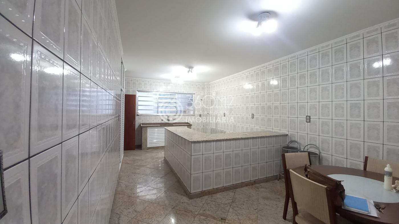 Sobrado para Venda em Santo André, Parque Erasmo Assunção, 3 dormitórios, 1 suíte, 3 banheiros, 7 vagas - apoio